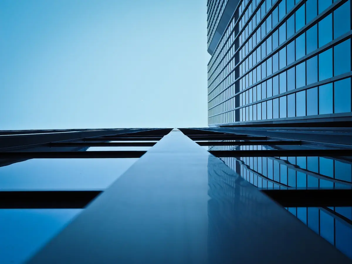 Moderne Glas-Aufzugsanlage in einem Bürohochhaus — vernetzte Aufzüge brauchen TRBS 1115-1-konforme Cybersecurity