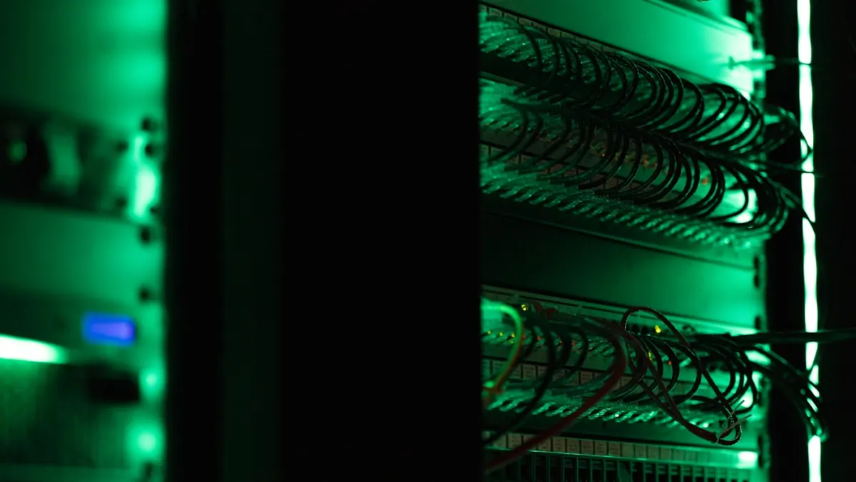 Server-Rack im dunklen Rechenzentrum — echter Backup-Test auf isoliertem Host