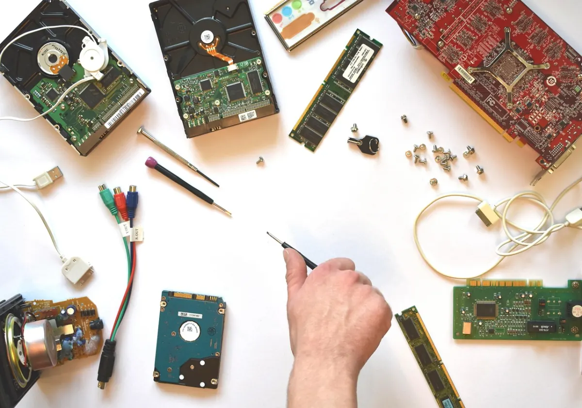 IT-Techniker mit Schraubendreher an offener Hardware — Firmware-Diagnose bei einem Business-PC