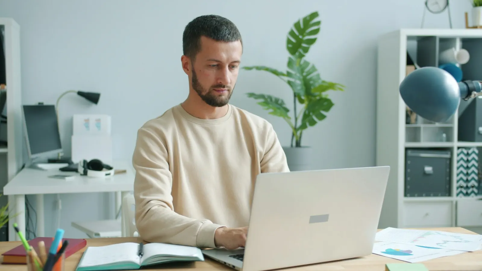 Geschäftsführer im Homeoffice arbeitet sicher über VPN an Firmendaten