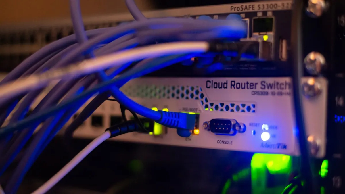 Netzwerkverkabelung im Rechenzentrum — physische Grundlage für VPN-Gateways und Firewalls