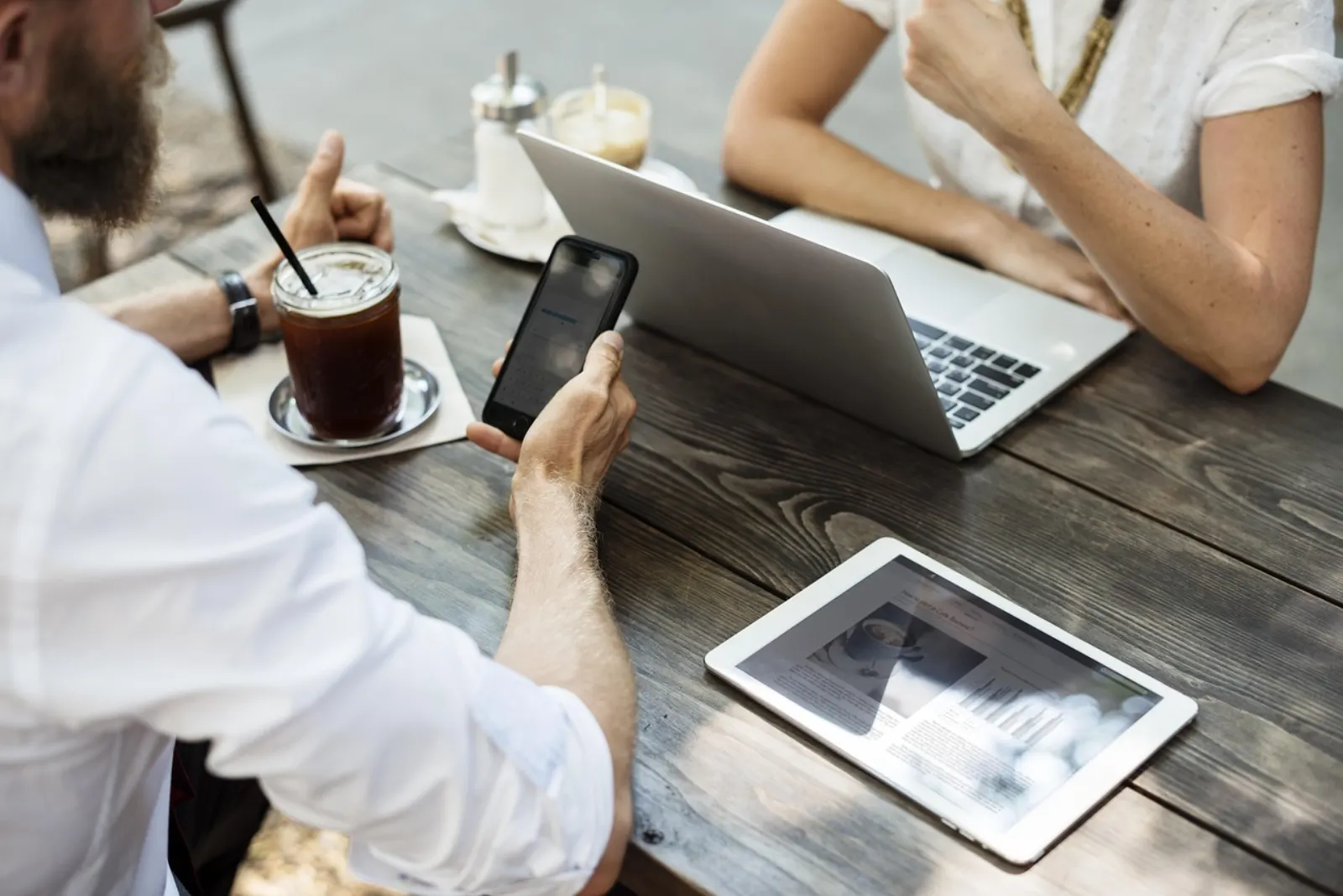 Cloud-Collaboration in der Praxis: Laptop, Notizen, Kaffee — gemeinsame Dokumentenbearbeitung im Hamburger Hybrid-Office