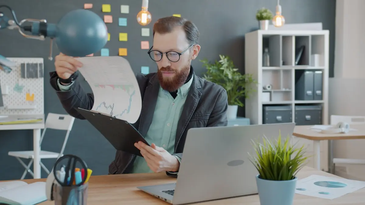 Geschäftsführer prüft Unterlagen am Schreibtisch — Freigabe- und Governance-Punkte bei autonomen Copilot-Cowork-Agenten