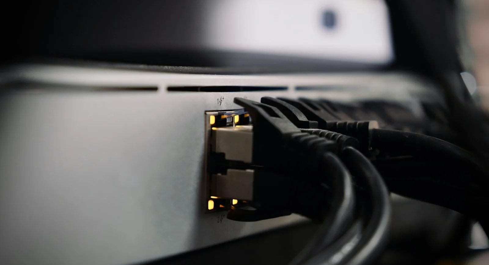 Cybersicherheit im Juli 2026 — Netzwerkgerät mit angeschlossenen Ethernet-Kabeln im Serverschrank eines Unternehmens