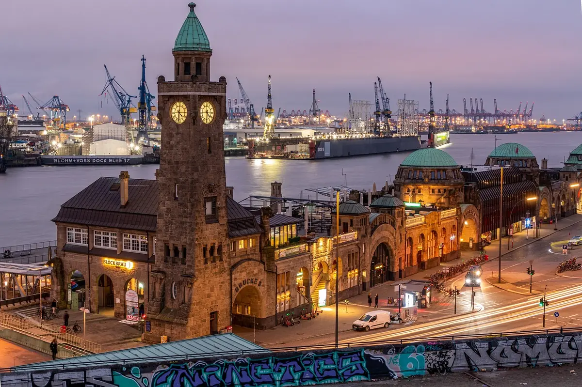 Hamburger Hafen und Hanseatische Wirtschaft — Region für EDV-Service-Kunden Hamburger Hafen mit Michel-Blick bei Dämmerung — Standort norddeutscher Mittelstandskunden, die bundesweit agieren.