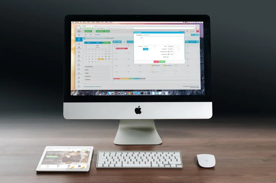 Aufgeräumter iMac-Arbeitsplatz mit iPad — Thunderbird oder Outlook als Mail-Client für KMU