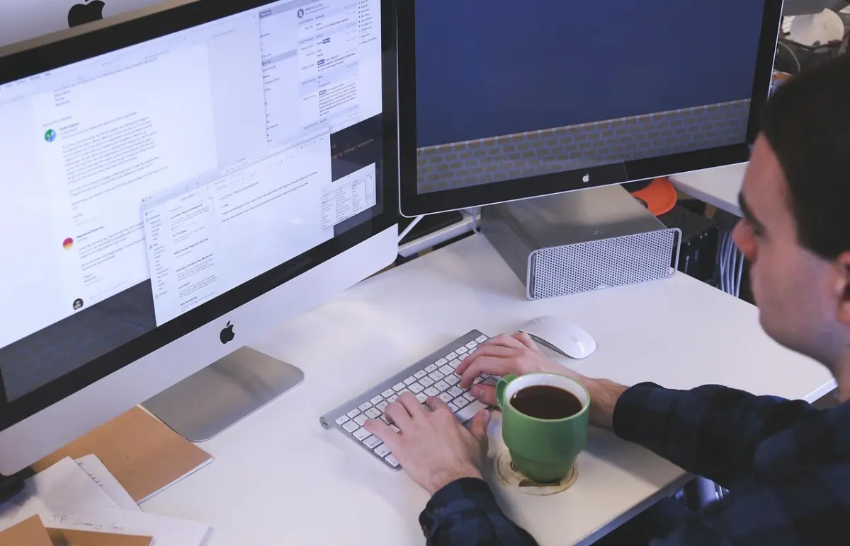 Arbeitsplatz mit geöffnetem E-Mail-Client — einheitliche E-Mail-Signatur im Unternehmen verwalten