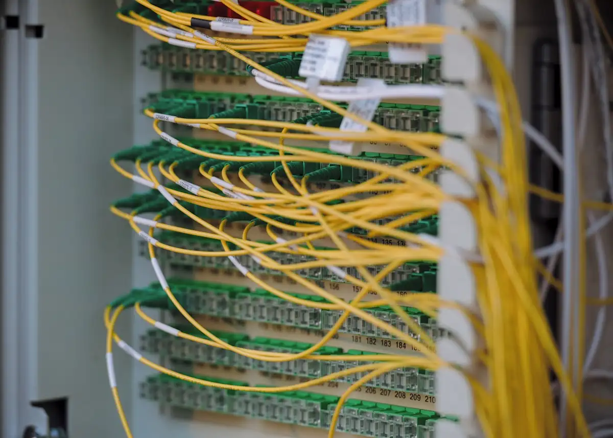 Server-Rack mit Netzwerkkabeln — Server und Clients im Mittelstand auf Endpoint-Sicherheit prüfen