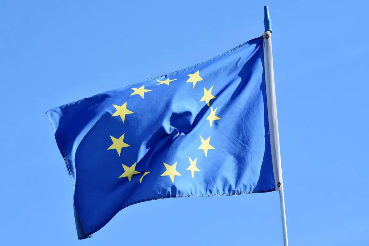 EU-Flagge mit gelben Sternen — Symbol für EU AI Act und DSGVO-Konformität bei KI-Automatisierung