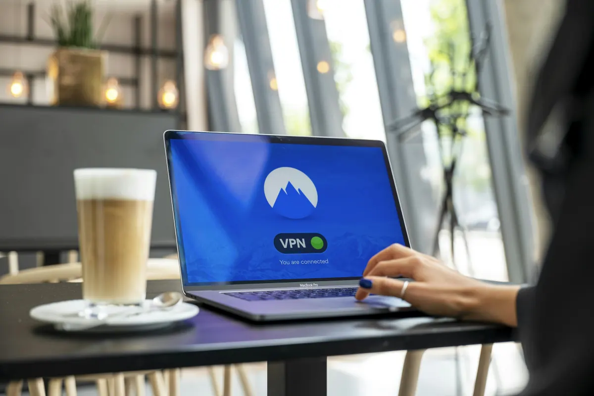 Mitarbeiter arbeitet im Homeoffice am Laptop — VPN-Verbindung über FortiClient ins Unternehmensnetz
