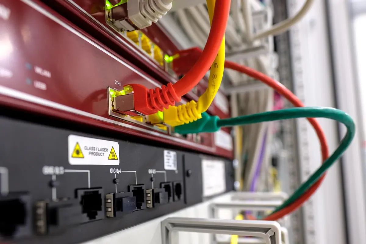 GlobalProtect Firewall-Konfiguration: LAN-Switch und Patch-Panel im Server-Rack