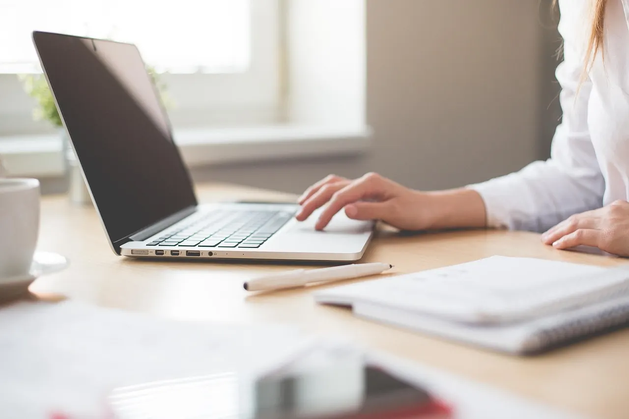 Designerin arbeitet an Workstation mit dedizierter Grafikkarte für grafikintensive Software