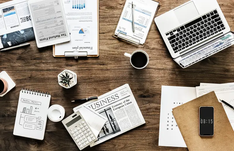 Strukturierte Analyse als Basis für fundierte Entscheidungen Geschäftsanalyse mit Dokumenten, Charts und Laptop