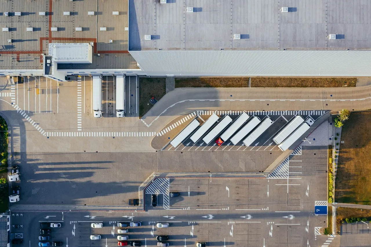 Distribution Center mit LKW-Flotte und Logistikzentrum — IoT und Supply Chain Management