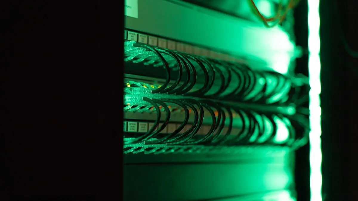 IT-Administrator beim Asset-Scan im Serverraum — Hardware-Inventur in der Praxis