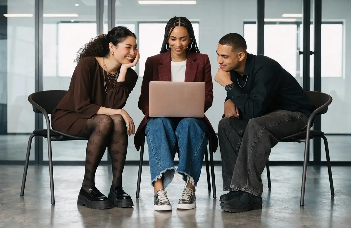 Team-Besprechung im Büro — Remote-IT-Betreuung für Lübecker Unternehmen