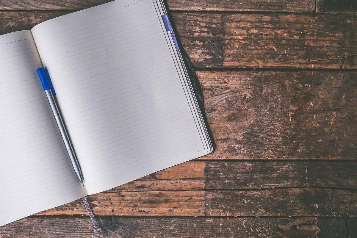 Notizbuch und Arbeitsplatz — vom manuellen Pflegen zum automatischen IT-Inventar