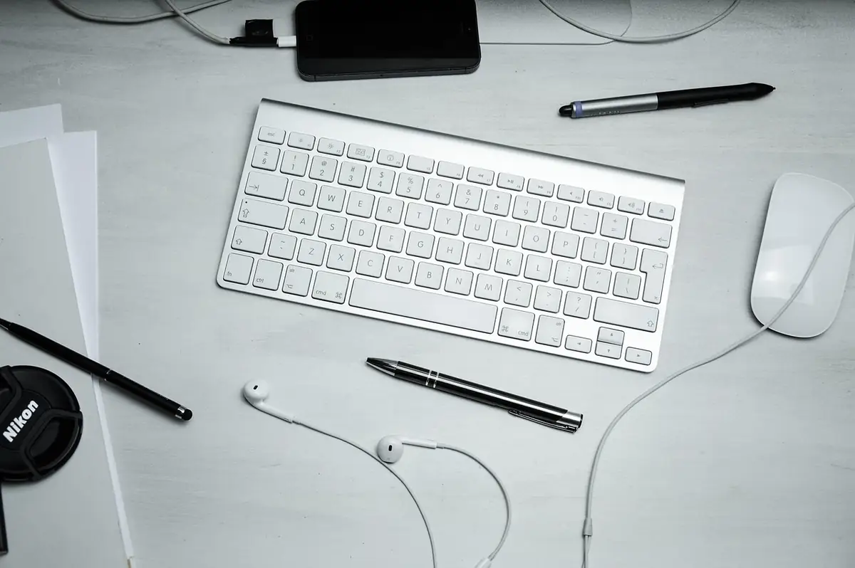 Vorbereiteter Arbeitsplatz mit Notebook und Zubehör als Teil der IT-Onboarding-Checkliste