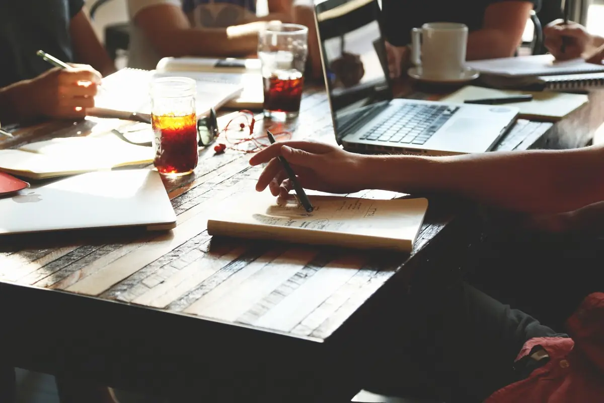 IT-Security-Team bespricht E-Mail-Verschlüsselung und DMARC-Policy im Meeting