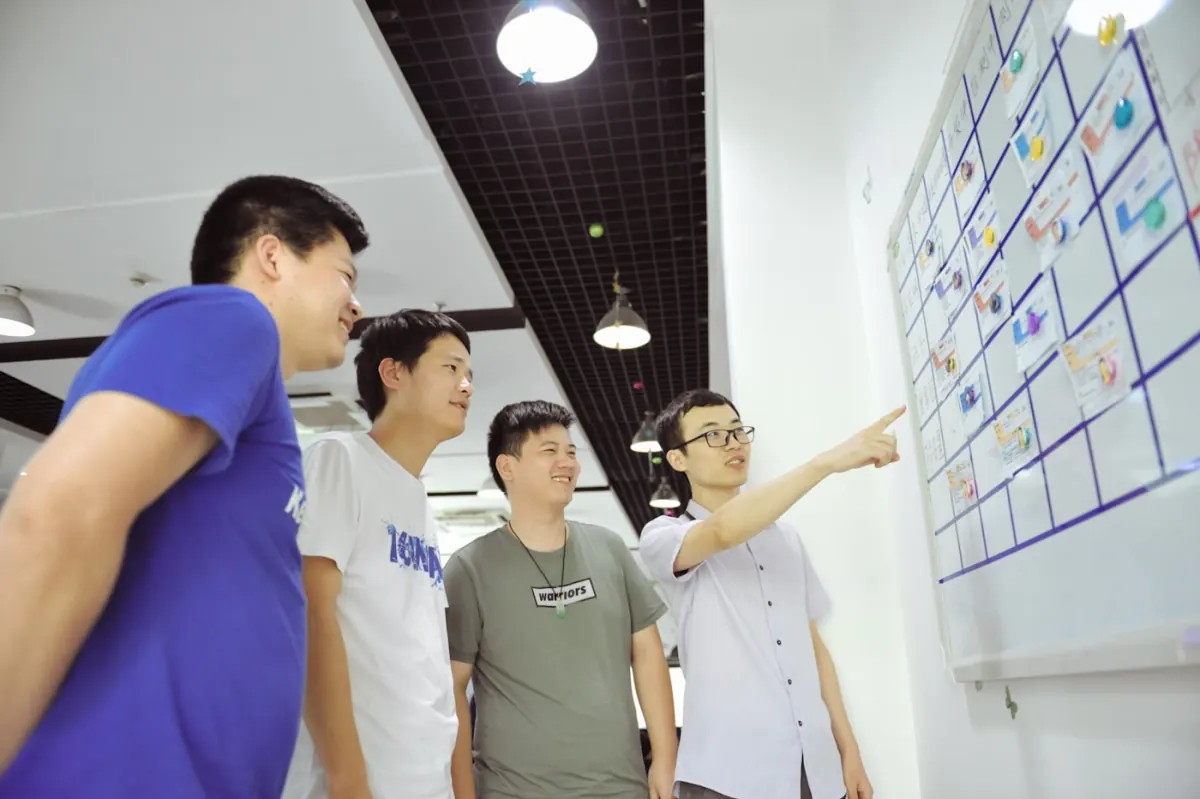 Workshop zur Auswahl des richtigen IT-Partners im Mittelstand — Team arbeitet an Whiteboard mit Sticky Notes zu Anforderungen und Auswahlkriterien