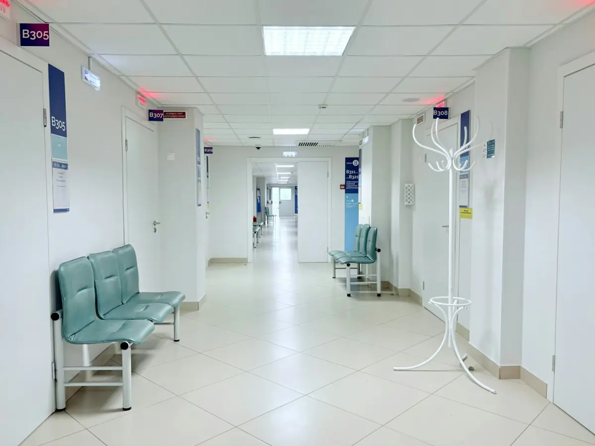Klinik-IT-Sicherheit nach dem Unimed-Hack im Mai 2026 — Krankenhausflur mit digitaler Infrastruktur