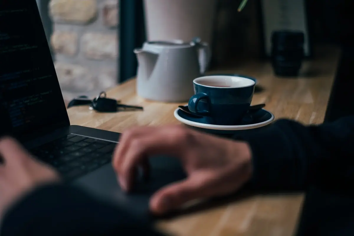 Geschäftsführer mit MacBook am Schreibtisch — Mac Sicherheit beginnt am Arbeitsplatz