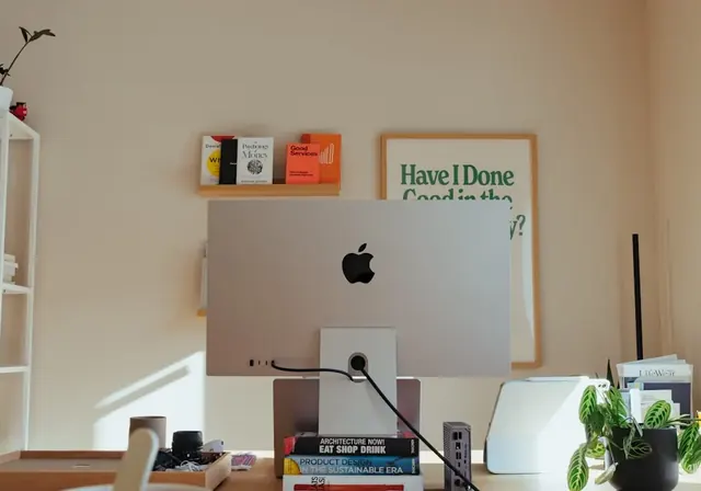 Mac-Arbeitsplatz mit Apple Intelligence — DSGVO-Bewertung für Lübecker Mittelstand