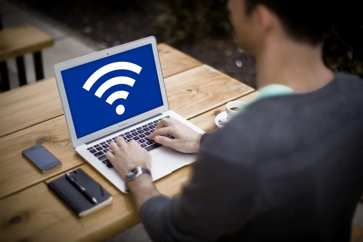 MacBook mit Sicherheits- und WLAN-Zugriffsverwaltung — zentrales Dashboard fuer WLAN-Management mit Cisco Meraki
