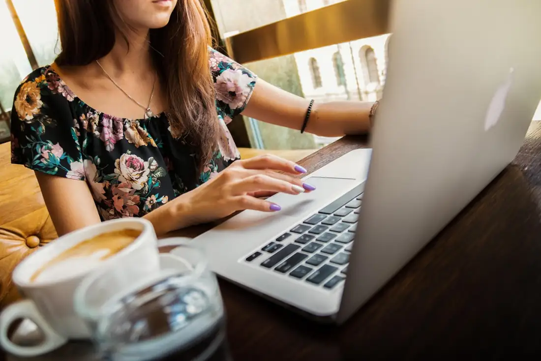 Mitarbeiterin am Laptop mit Microsoft 365 – konzentriertes Arbeiten am digitalen Arbeitsplatz