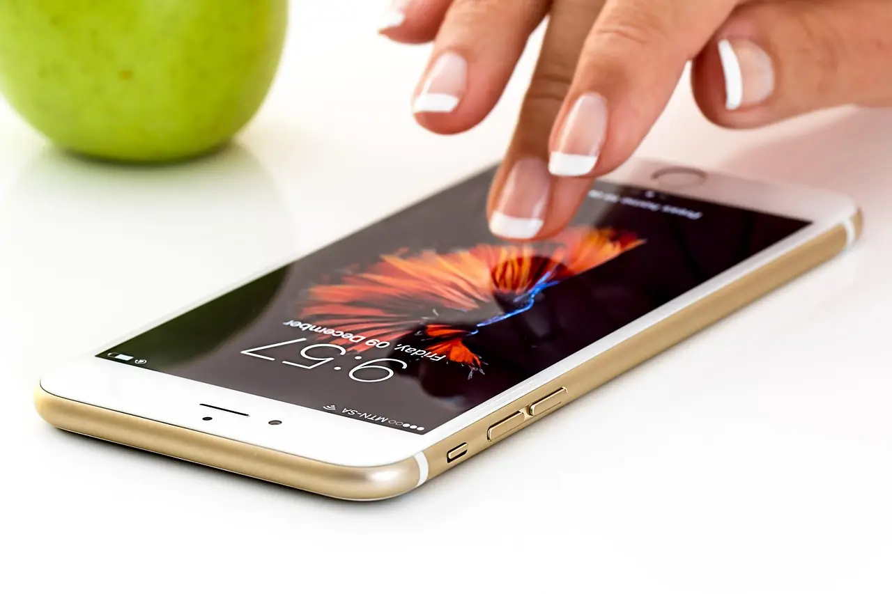 Smartphone-Display im Checkout — Mobile Payment per Touch-Bestätigung