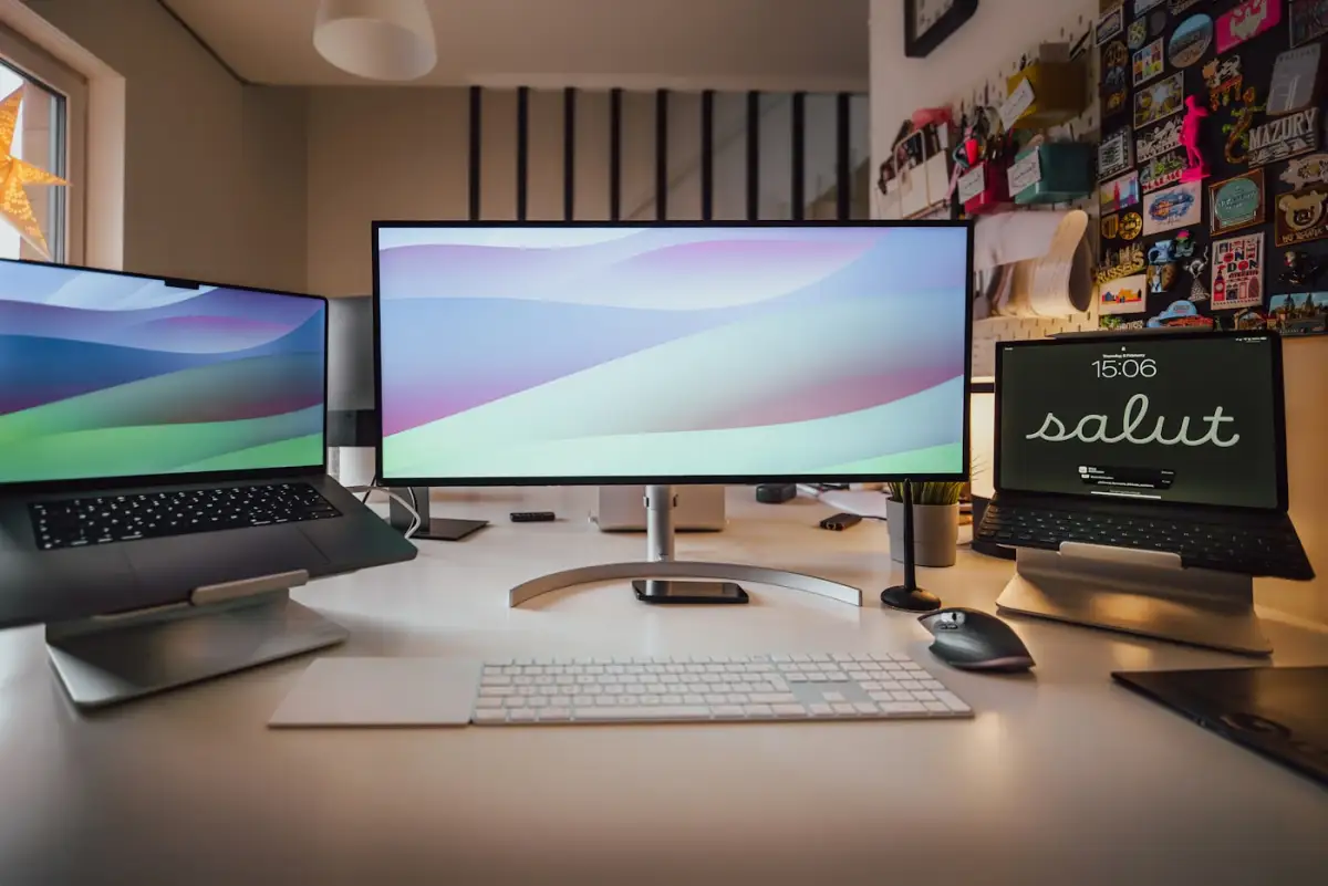 Drei Monitore am Schreibtisch — Multi-Display-Setup für Programmierer und Trader