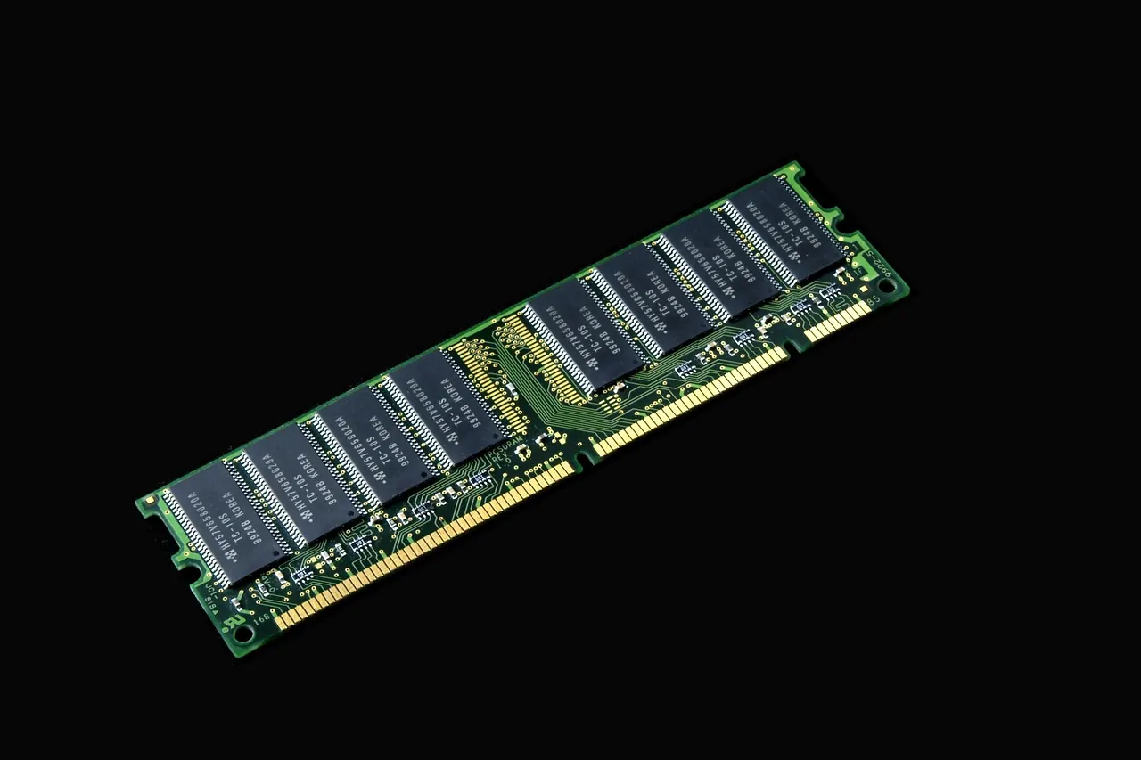 RAM-Riegel auf einem Motherboard — Arbeitsspeicher und Komponenten eines Business-PCs