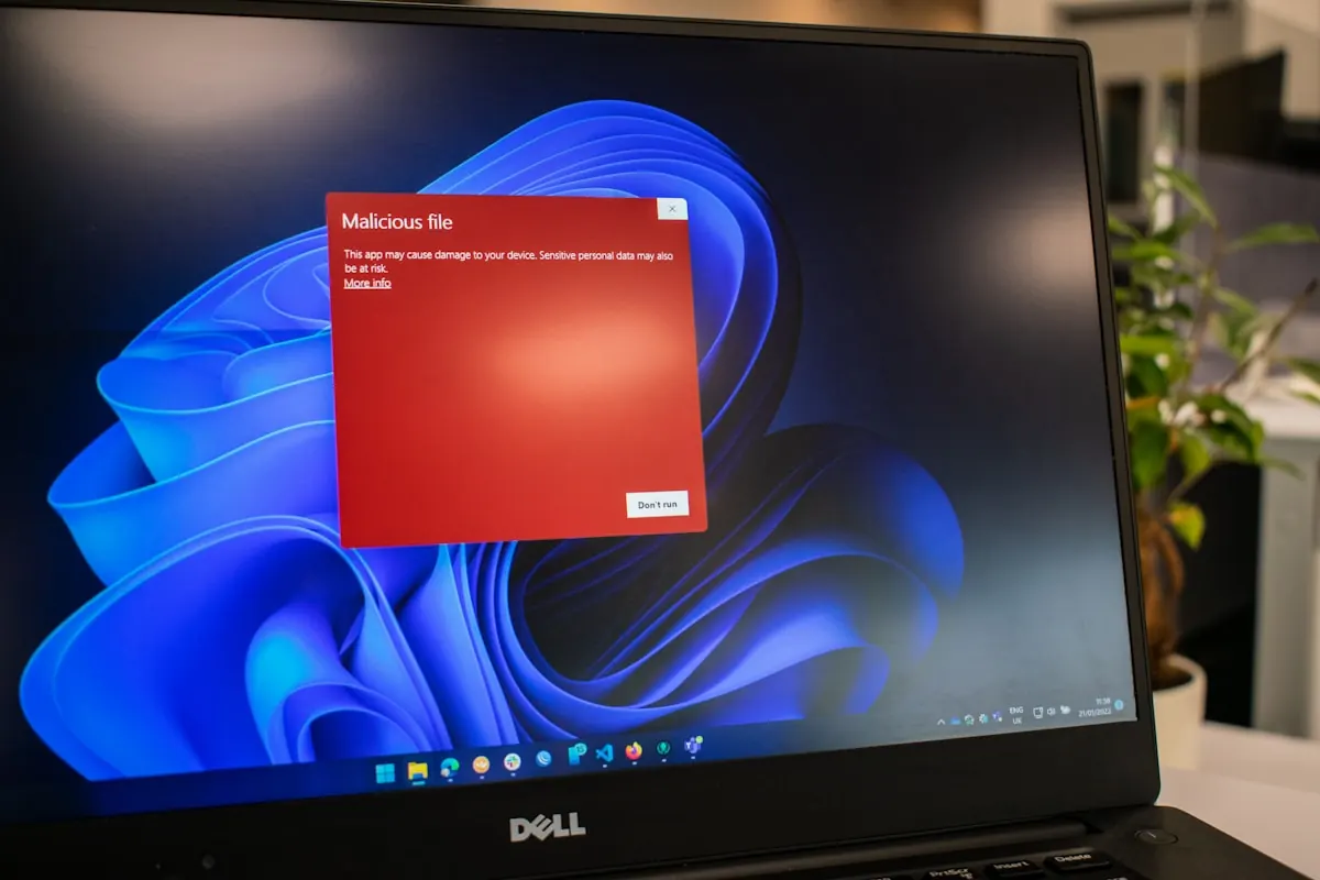 Notebook-Bildschirm mit roter Warnmeldung — Ransomware-Symptom: Dateien werden nicht mehr geöffnet