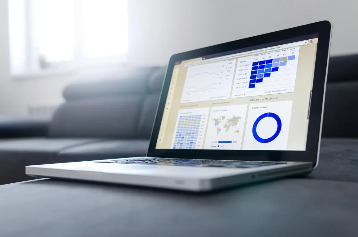 Notebook mit Statistik-Dashboard — Power BI als Frontend für KI-gestützte Datenanalyse im Mittelstand
