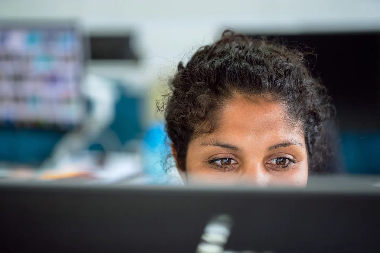 Konzentrierte Mitarbeiterin am Bildschirm — wenn IT zuverlässig läuft, sinkt der Stress im Team