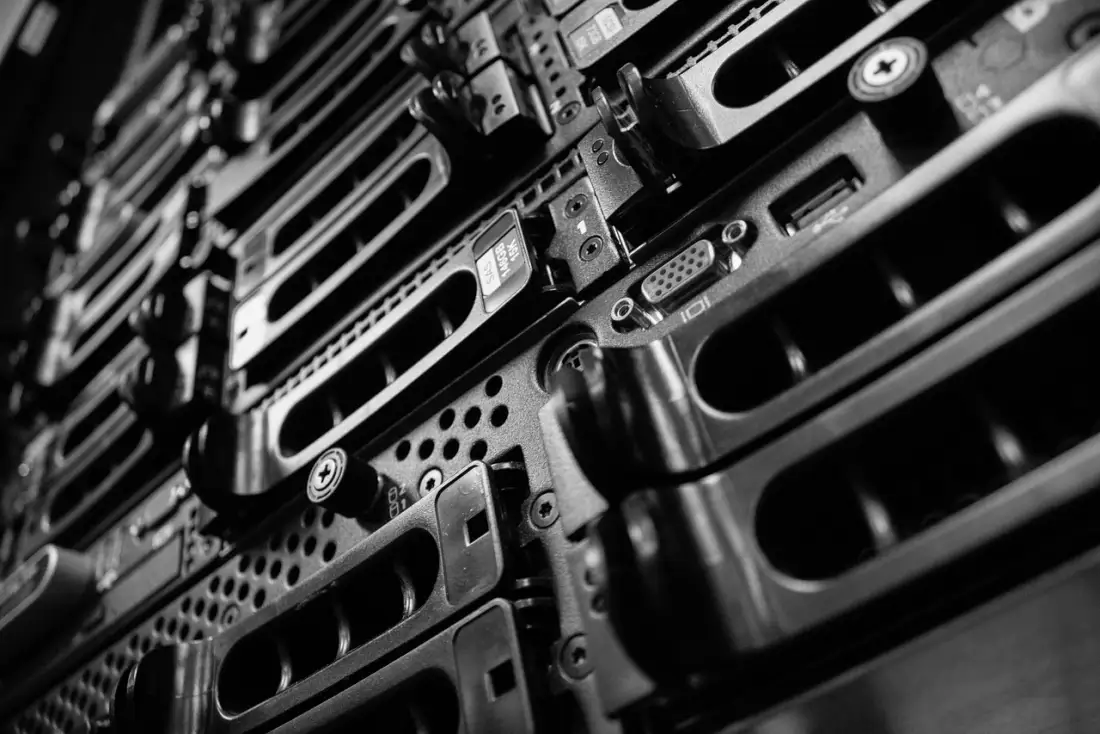 Storage Area Network in einem Mittelstands-Rechenzentrum mit redundanten Switches und Servern