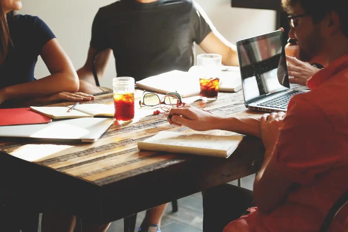 Scrum-Team im Daily Standup zur agilen Produktentwicklung