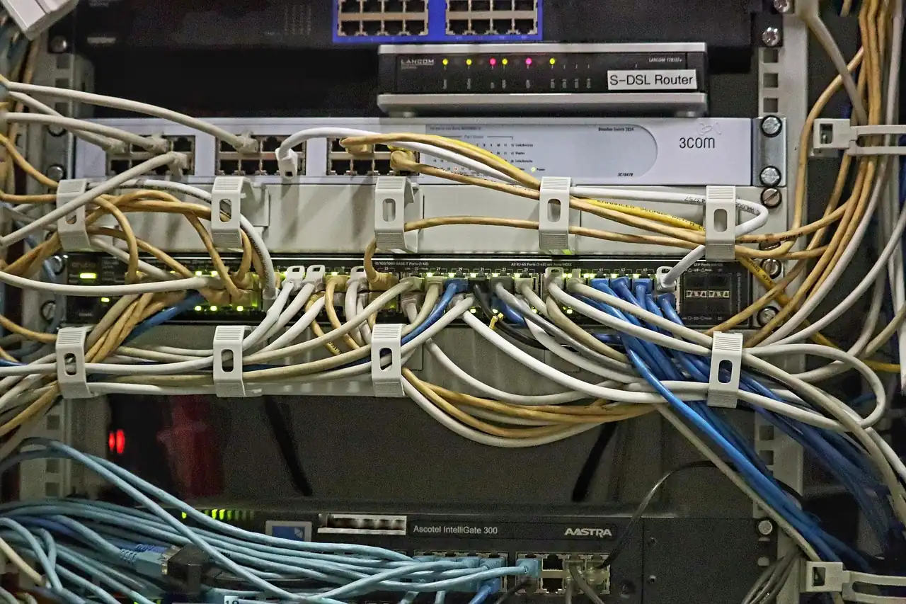 Server-Hardware mit Kabelverbindungen im Rack — Rack-Server in einer professionellen IT-Infrastruktur