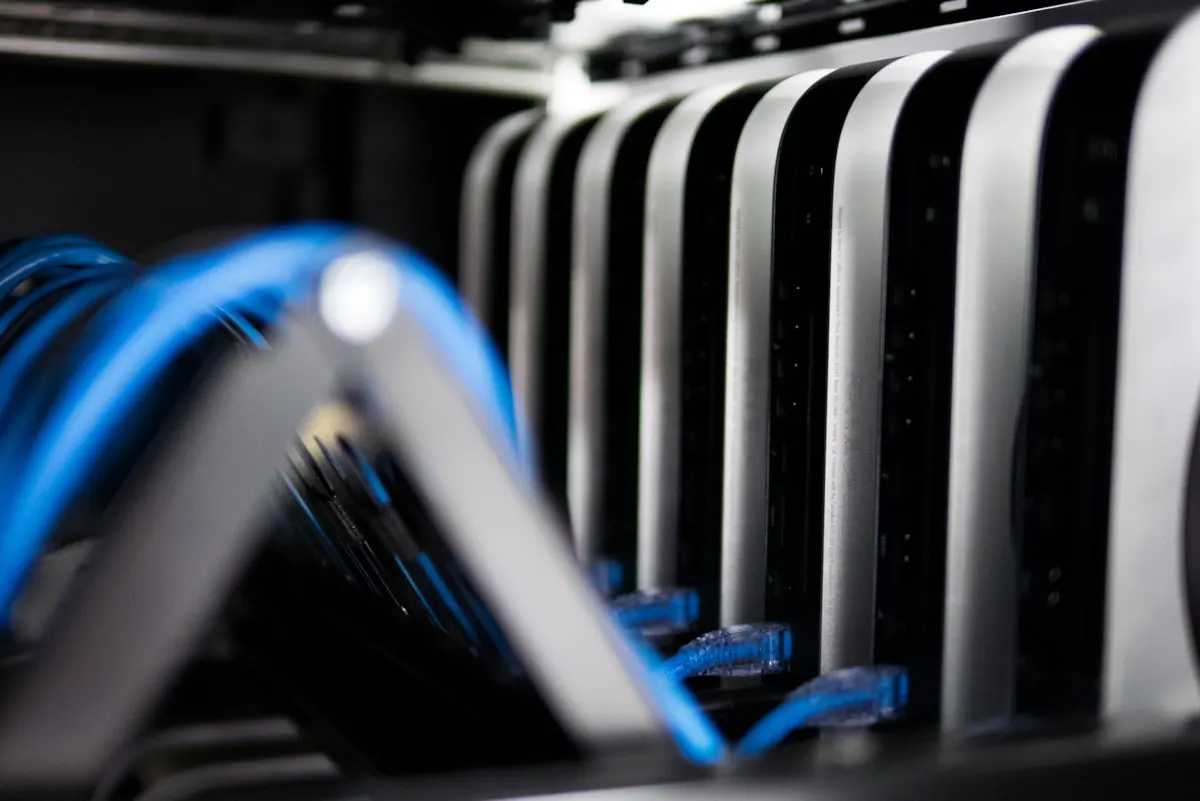 Serverraum Ausstattung — strukturierte Verkabelung im 19-Zoll-Rack mit Patchpanel