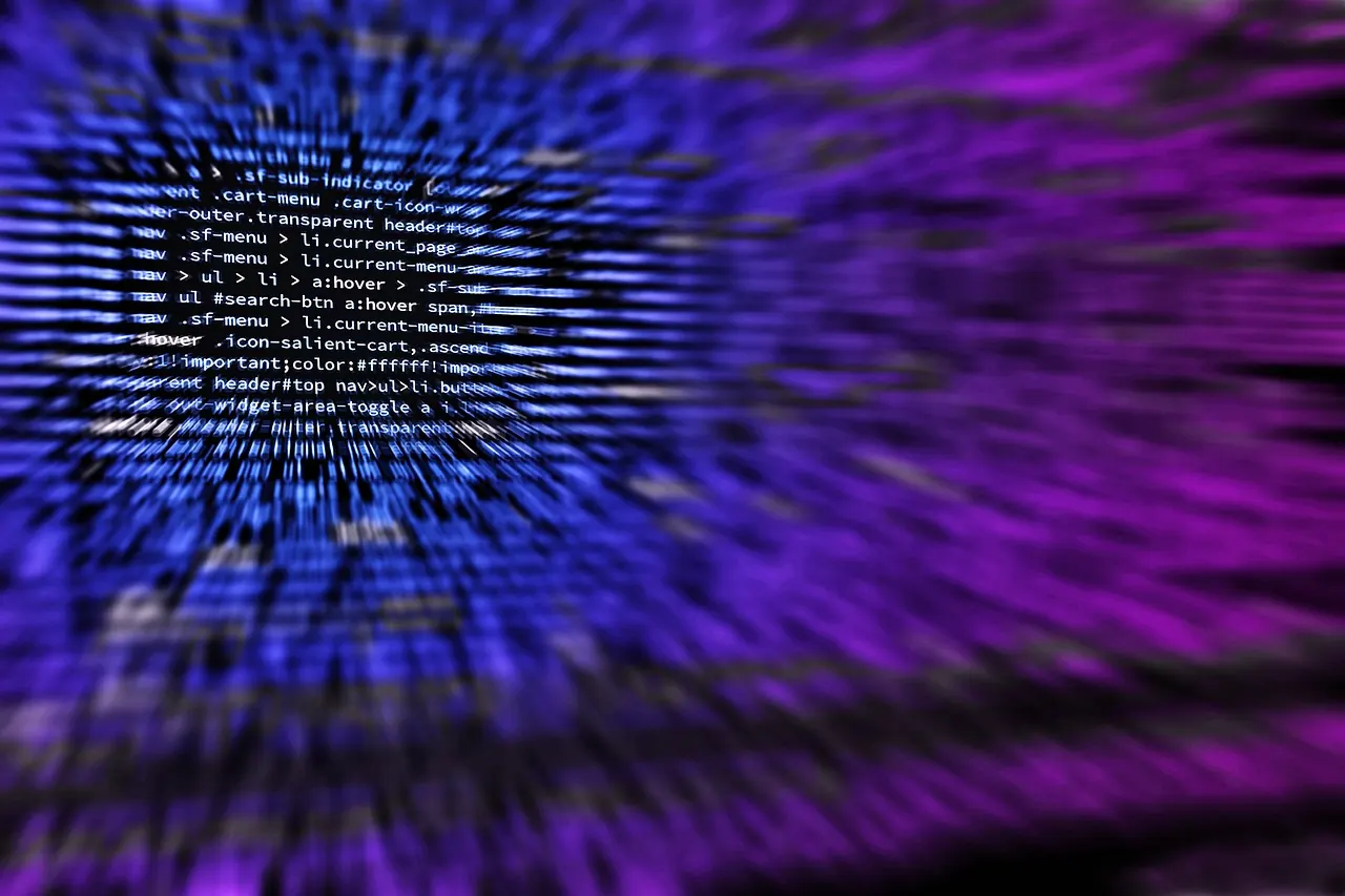 Angreifer am Laptop mit Code — Symbol für Phishing und Social-Engineering-Angriffe gegen KMU
