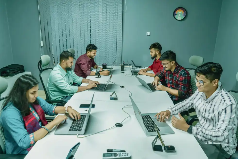 IT-Entscheider und Team in Besprechung — Netzwerk-Investitionen und TCP/IP-Strategie diskutieren