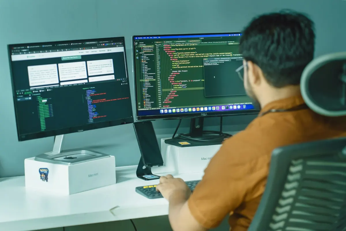 IT-Administrator am Bildschirm mit Netzwerk-Monitor — TCP/IP-Verkehr in Echtzeit analysieren