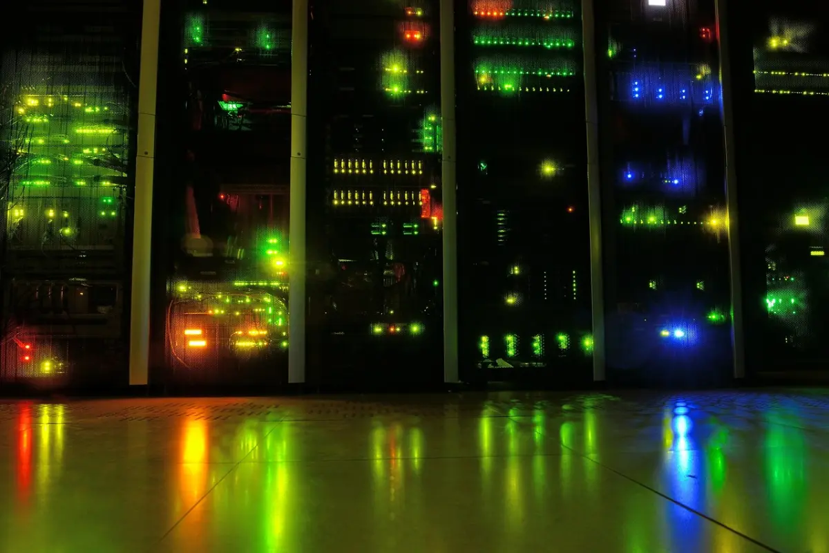 Datacenter mit Server-Rack und LED-Statusanzeigen bei Nacht — Hardened Linux Repository fuer Veeam Immutable Backups