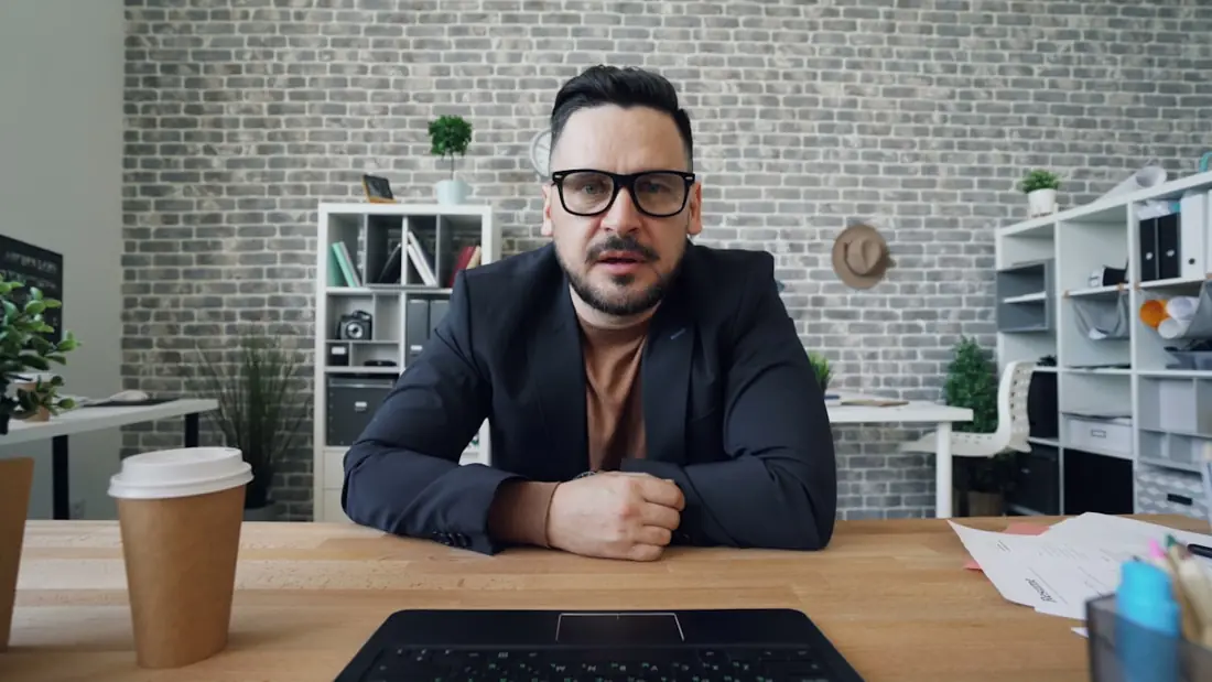 Webcam und Headset für professionelle Videokonferenzen am Business-Schreibtisch