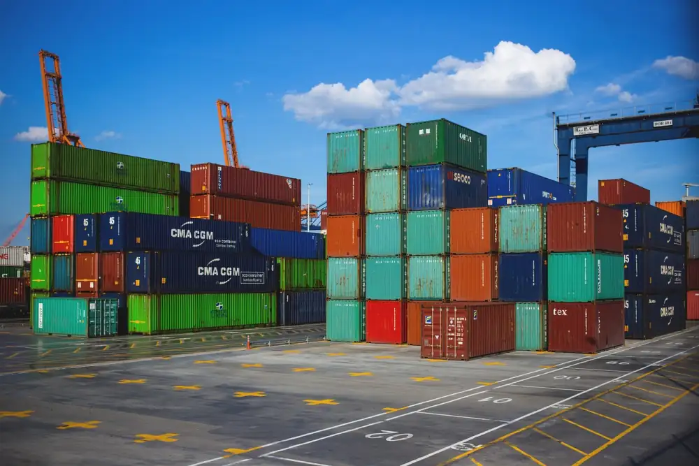 Bremer Hafen mit Containern — Logistikunternehmen sind ein Hauptziel von Ransomware-Angriffen