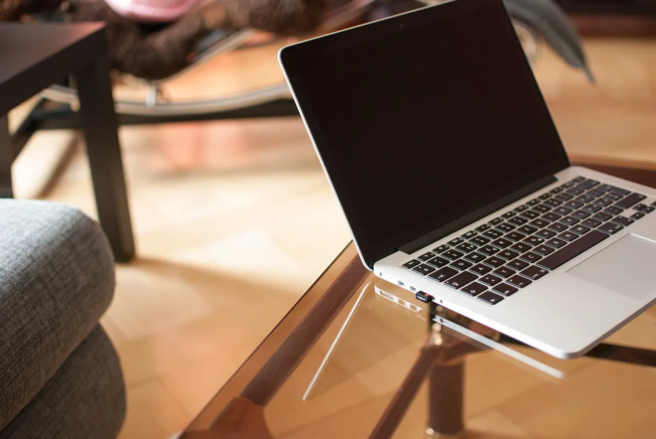 Arbeitsplatz mit Laptop und Internet-Konnektivität — kabelloses Netzwerk im Hintergrund