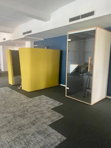 Helle Mitarbeiter-Küche mit Essbereich im Büro von hagel IT in der Spaldingstraße in Hamburg-Mitte