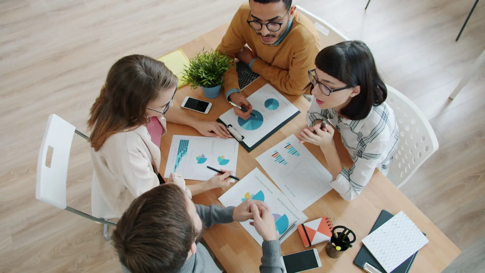 Microsoft Azure zum Festpreis Hamburg — Team plant Cloud-Migration gemeinsam am Whiteboard