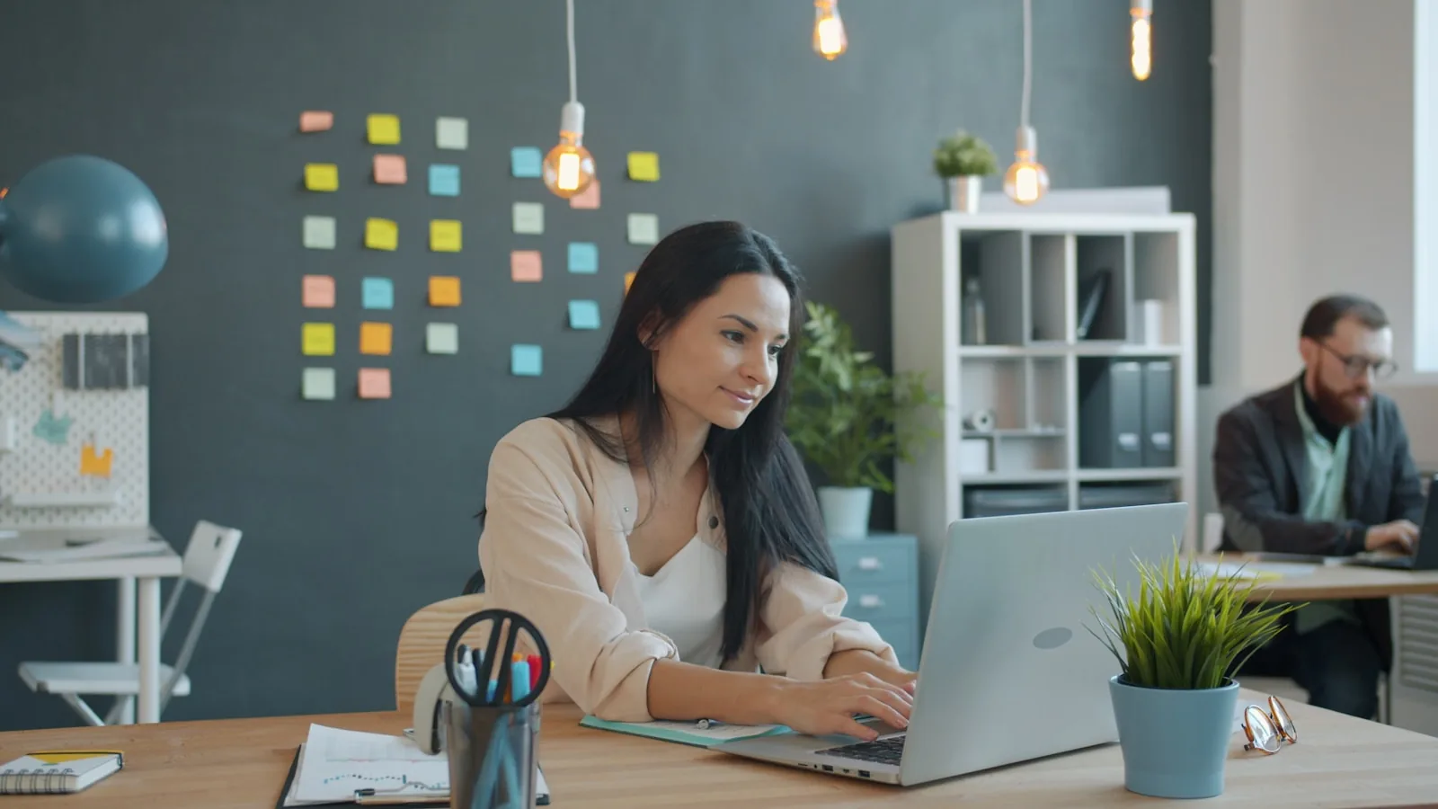 Modern Workplace Hamburg — Team arbeitet im Cloud-Office mit Notebook und Microsoft 365