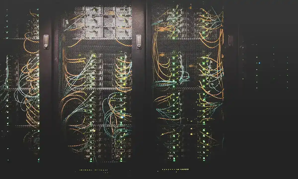 Server Management Hamburg — Server-Schrank mit Monitoring und Patching